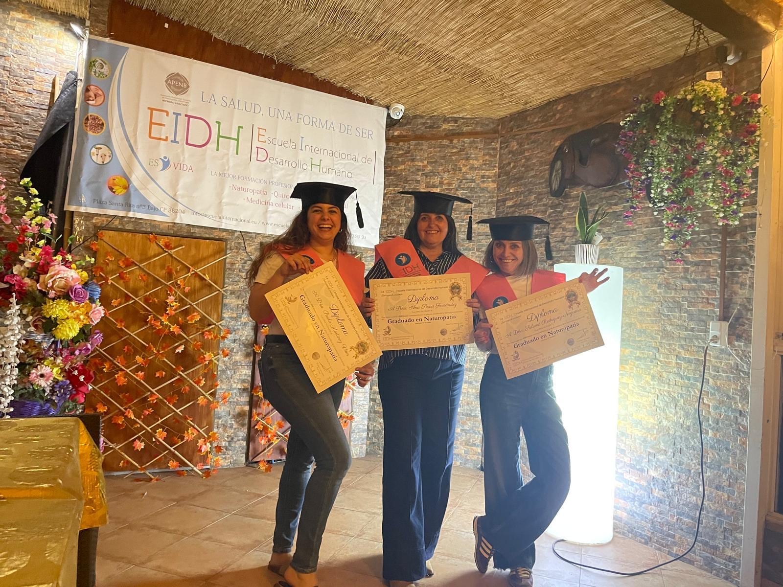 Alumnas celebrando la entrega de sus diplomas de Naturopatía