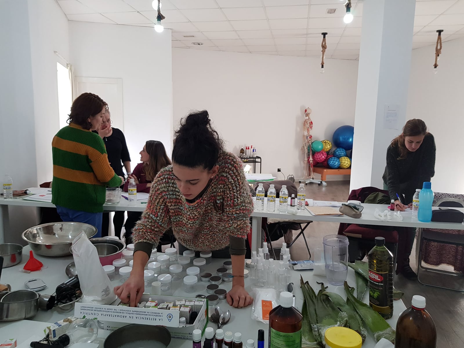 Trabajo en grupo con ingredientes y materiales de taller